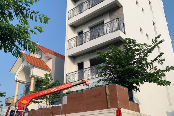 Bàn giao thang máy kính cho gia đình chủ nhà